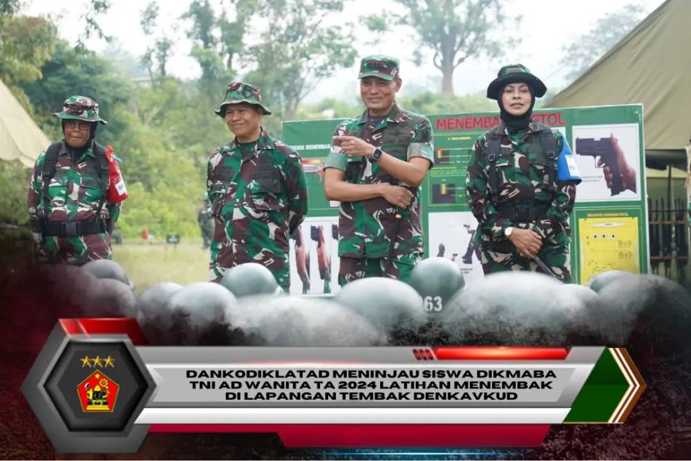 DANKODIKLATAD MENINJAU SISWA DIKMABA TNI AD WANITA TA 2024 LATIHAN MENEMBAK DI LAPANGAN TEMBAK DENKAVKUD